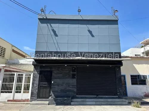 Excelente Excelente Local Comercial De Tres Pisos En El Primer Nivel Locales En El Segundo Cuatro Oficinas Y En El Tercero Área De Depósito Haz Tu Proyecto Aquí Nela 26-18991