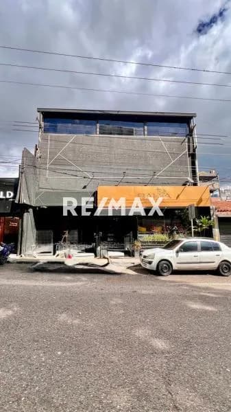 LOCAL COMERCIAL BARRIO OBRERO Frente a la Plaza de Los Mangos
