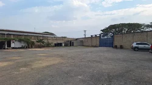 C-744. Alexora Tiene En Venta Amplio Terreno Comercia/industrial Ubicado A Pocos Metros De La Autopista Panamericana, Sector Tocuyito. (2 Bañ, 2 Ofi)
