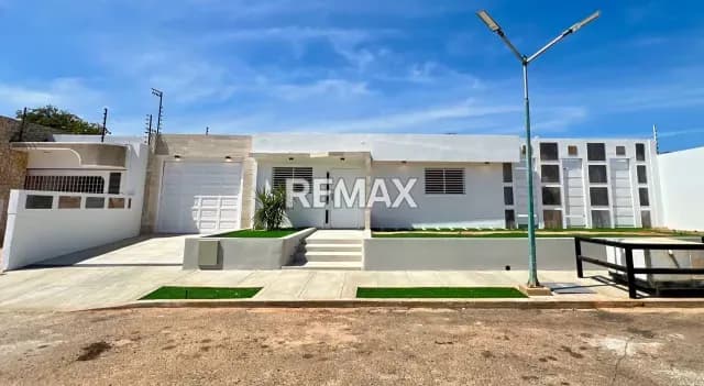 Casa Urbanizacion Rosal sur calle cerrada