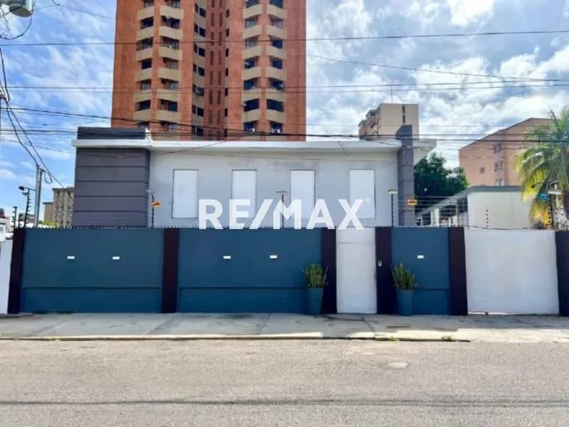 CASA COMERCIAL EN VENTA AVENIDA OCHO SECTOR TIERRA NEGRA MARACAIBO