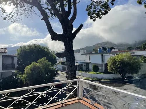 Casa Con Amplio Frente Máxima Seguridad Dos Pisos Con Excelente Vista