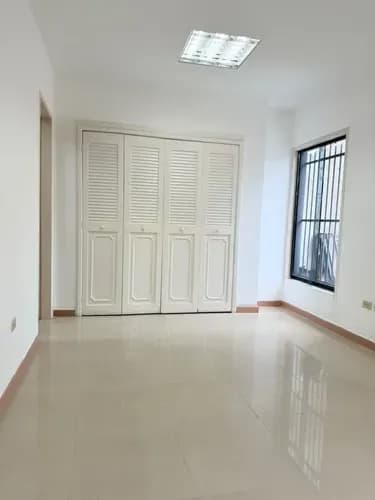 Amplio Consultorio Comercial De 16 M2 Con Un Baño Privado, Área De Clóset Y Wi-fi, Ubicado Estratégicamente Al Frente De Patio Trigal Urbanización El Trigal