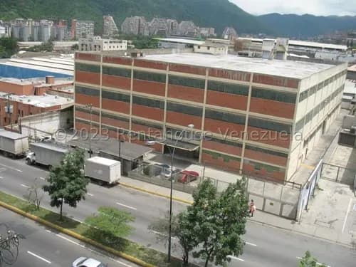 Edificio Industrial En Venta En La Yaguara Con Mezzanina, Galpones Y Azotea. Planta Eléctrica Y Tanque De Agua.