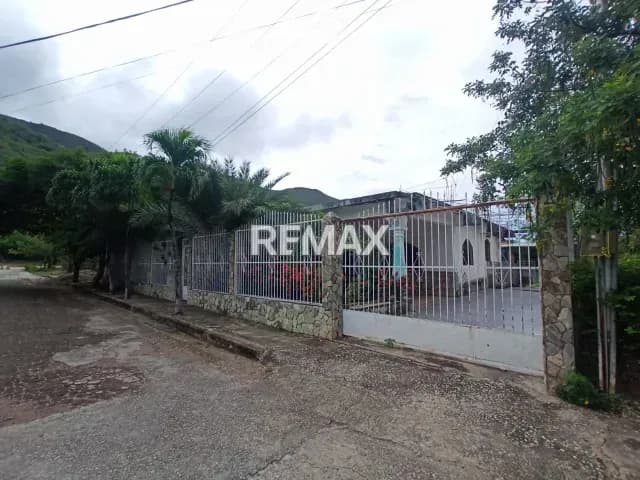 CASA ACOGEDORA, CON ESTILO TRADICIONAL EN SAN JUAN