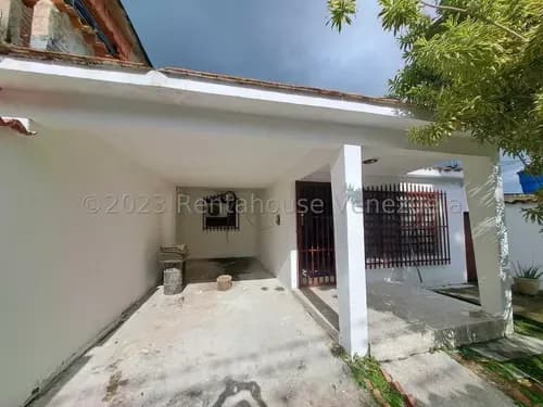 Casa En Venta En El Limon Excelente Distribucion Amplio Terreno Estef 26-11437