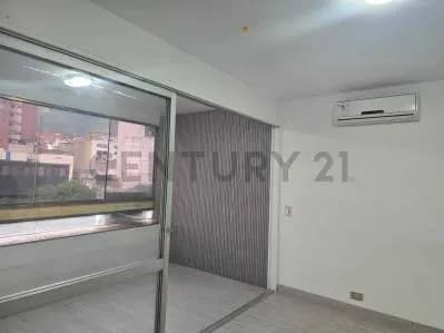 EN ALQUILER OFICINA O DEPOSITO EN CHACAO. PISO BAJO