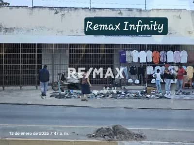 En venta excelente local comercial frente al mercado de mayoristas