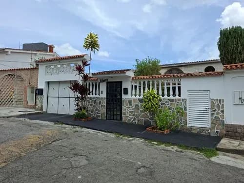 Quinta 740m2 La Rosaleda Norte. Conjunto Cerrado Vigilancia 24/7. 5 Hab+serv (2 Principales), Tasca Española, Terraza Con Vista Y Sótano Con Parrillera. 3 Puestos Techados. ¡exclusividad Y Seguridad!