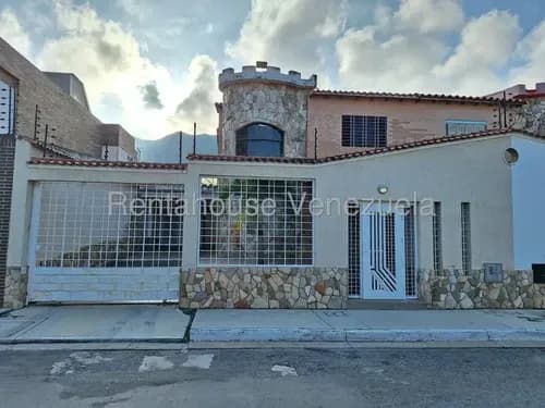 En Alquiier Inmueble De 235 Mtrs Goza De Increíble Distribución En 2 Niveles: Planta Baja: Consta De 1 Habitación De Servicio Con Baño Y Cuarto Tipo Estudio, Cocina Ful Equipada