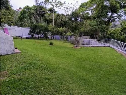 Casa Con Amplios Jardines En Urb Parque El Retiro San Antonio At