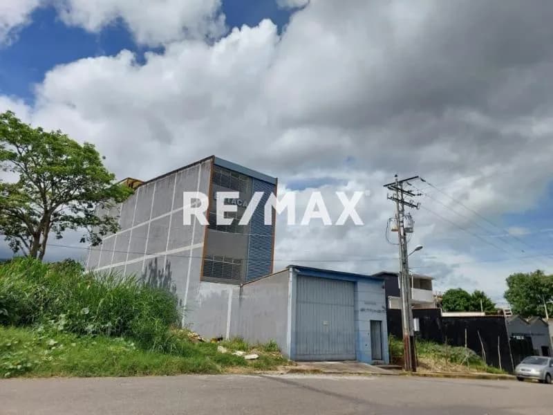 EN VENTA EDIFICIO COMERCIAL EN ALTOS DE PARAMILLO