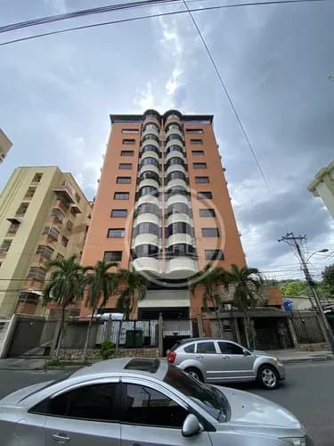 Se Vende Moderno Y Amplio Apartamento Totalmente Remodelado. Acabados De Primera Cuartos Amplios. Piso Medio. Dispuesto A Negociacion. 005jsc