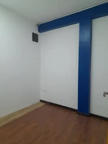 Local Comercial Ubicado En Piso 1, Baño Interno, Excelente Iluminación, 3 Oficinas Internas, Salón Grande (usos Múltiples), C.c. En Av Principal De Lecheria Cerca De Comercios, Bancos, Panaderías, Etc