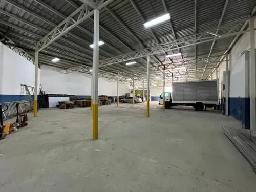 Galpon / Local En Alquiler A Pie De Calle San Agustin Norte De 600m2 Doble Altura