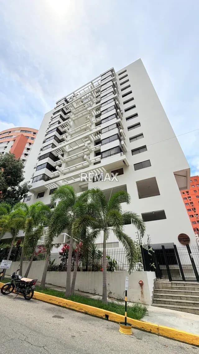 Amplio Apartamento en Venta Res Zafiro Urb El Parral mide