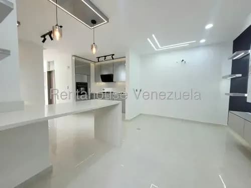 Daniela Linarez Vende Espectacular Casa De 3 Niveles Totalmente Remodelada Con Hermosa Cocina Moderna, 4 Habitaciones, 2 Baños, Planta Eléctrica, Este De Barquisimeto