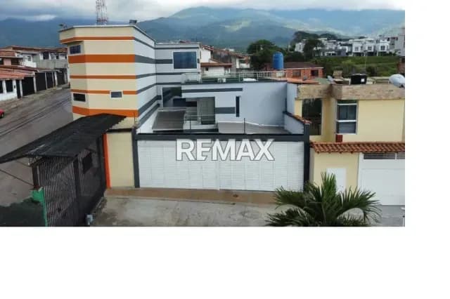 Casa amoblada para uso residencial, adicionalmente cuenta con un edificio