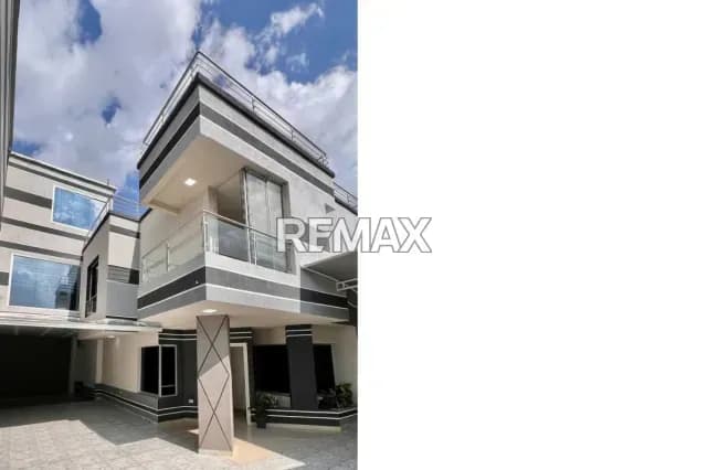 Casa amoblada para uso residencial, adicionalmente cuenta con un edificio