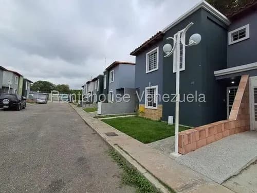 Héctor Malavé, Vende Espectacular Casa Duplex En Los Rastrojos Cabudare, Situada En Una Apacible Y Tranquila Zona, Ideal Para Quien Busca Un Estilo De Vida Moderno.