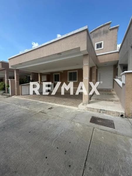 En venta casa en Ciudad Roca
