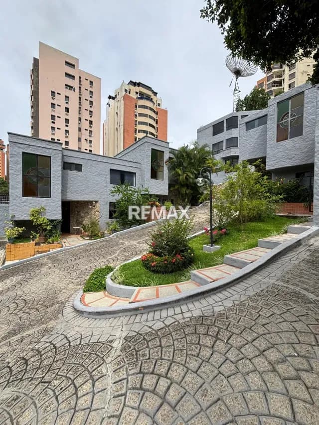 EN VENTA MODERNO TOWNHOUSE AMOBLADO EN LA URB. EL BOSQUE