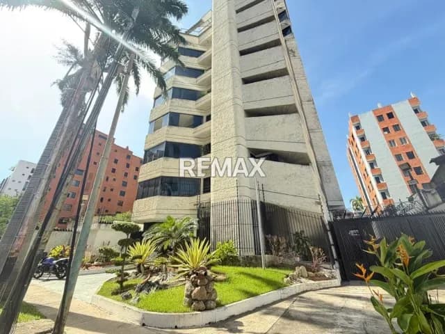 Hermoso Apartamento amoblado en Alquiler, ubicado en una de las zonas mas cotizadas y exclusivas del norte de Maracay, Urb La Soledad. Un apartamento por piso.