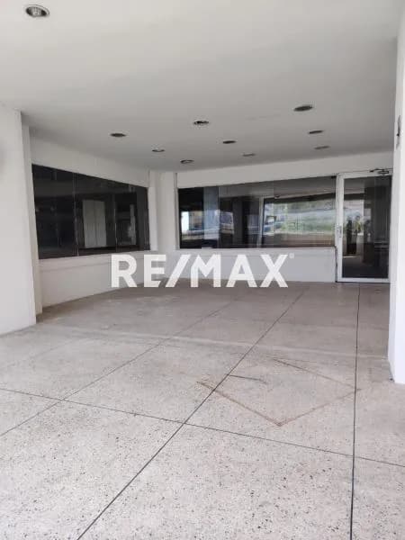 En venta Local Comercial Pleno Centro de la Ciudad.