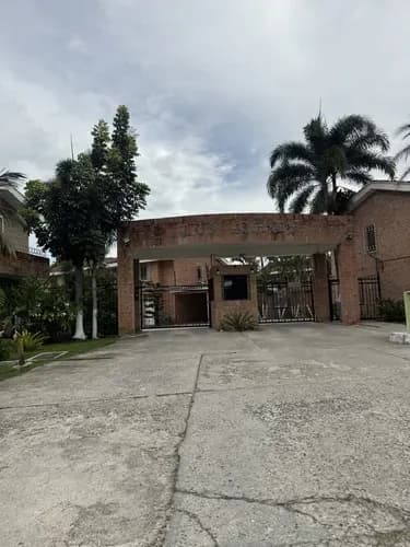 Venta En Zona Exclusiva Townhouse Guataparo Disfruta De La Mejor Ubicación,amplios Espacios, 4 Habitaciones 4 Sala De Baños 2 Puestos De Estacionamiento Patio Planta Eléctrica Pozo De Agua