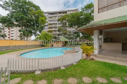 Cur Apartamento En Venta En Colinas De Valle Arriba De Amplios Espacios Y Ubicación Privilegiada 26-7559 Yg