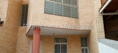 Rentahouse Alquila Inmueble. Vive La Experiencia De Este Exclusivo Townhouse (inm #26-17077)disfruta Un Hogar Amplio Y Full Equipado Donde El Clima De Montaña Y La Vista Panorámica Te Regalan Paz