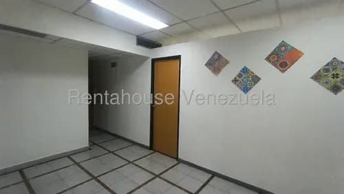%% Maria Elena Oropeza Trae Para Ti Excelente Inversión Amplia Oficina Comercial, 3 Cubículos, Área De Recepción, Aire Integral Para Toda La Oficina, En Venta En Centro, Lara#26-10916**