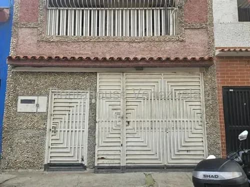 En Venta Local De Cinco Niveles, Ubicada En El Sector El Conde, De La Parroquia San Agustín Del Norte, En Zona Tranquila Mls #26-16816