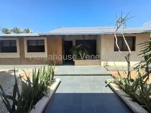 Amplia Casa En Venta En La Urb Costa Azul Isla De Margarita, Dm