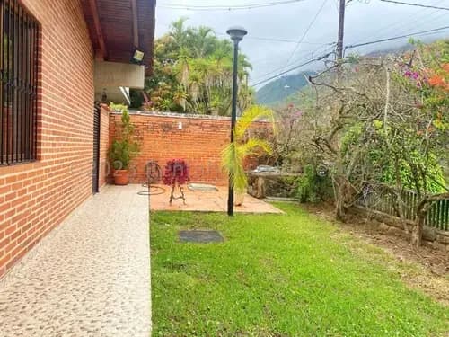 Urb Miranda Yt 23-24155 Se Vende Hermosa Casa De Un Solo Nivel, Con 4 Habitaciones, 1 Estudio, 4 Baños, Habitacion Y Baño De Servicio, 2 Puesto De Estacionamiento, Lindos Jardines Y Un Apto Anexo