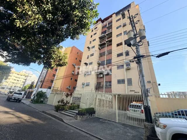 APARTAMENTO EN OBRA GRIS URB. EL BOSQUE RES. NADIA DOS
