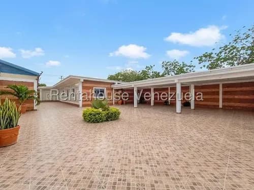 Hermoa Casa En Venta Con Amplios Espacios, Área Social Y Piscina En Punto Fijo # 26-18959