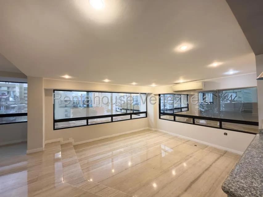 Apartamento (Multiples Niveles) en Alquiler en Los Palos Grandes, Distrito Metropolitano