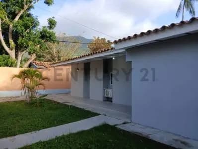 Casa de Amplios Espacios y Potencial con Piscina - La Fuente,isla de Margarita