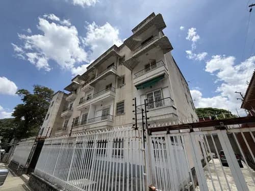 Vendo Apartamento En Los Chaguaramos Semi Amoblado Y Sin Problema De Agua