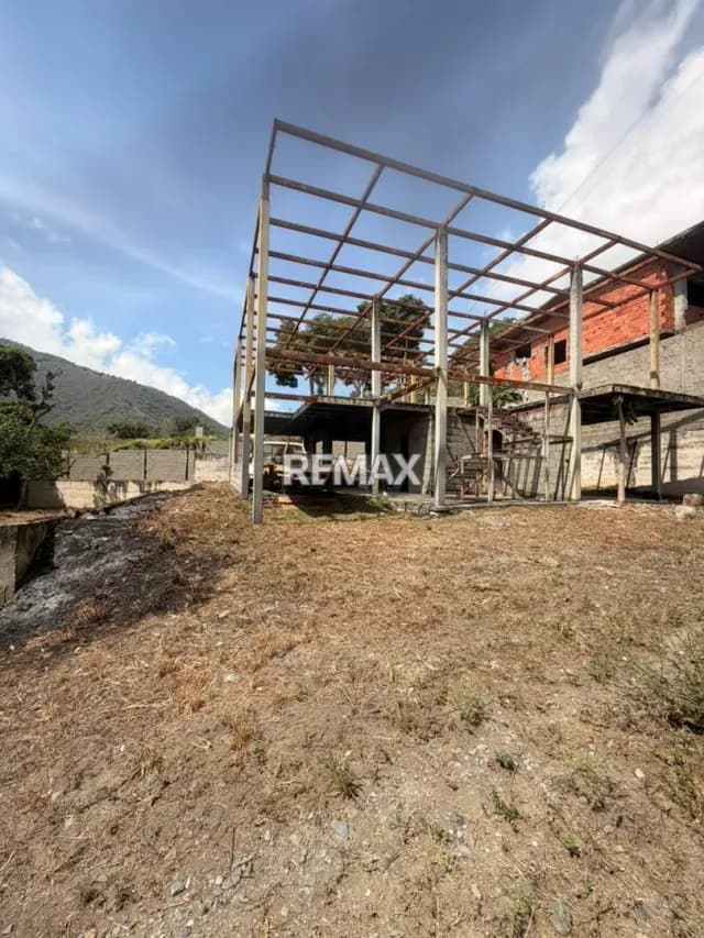 EN VENTA PARCELA CON ESTRUCTURA DE CONSTRUCCION LISTA PARA SU CULMINACION