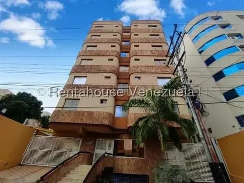 Jip 25-20460. Rentahouse Alquila Lujoso Apartamento De 144 Mts2, Totalmente Amoblado, Conectado A Pozo, Habitacion Principal Con Vestier. En La Zona Norte De Maracay. Urb El Bosque