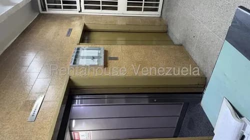 Oficina En Venta En La Avenida Libertador Cd 26-19066 Lla