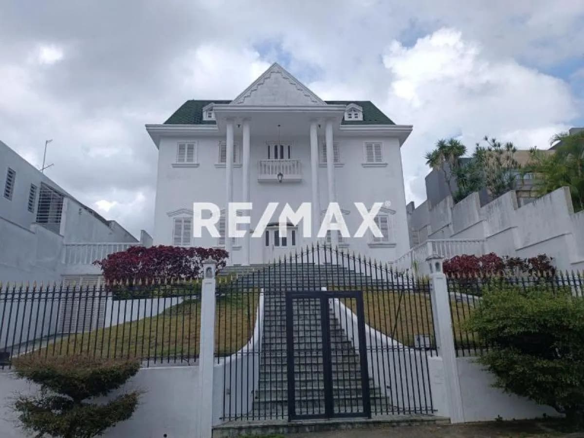En Venta espectacular casa estilo Georgiano ubicada en la Tahona Urbanización Las Esmeraldas