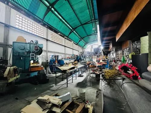 Raíza Suárez Vende 2 6 1 8 8 2 8 Galpón De 500m2 De Construcción Total Con Una Planta Principal De 500 M2, Mezzanina De 123 M2, Luz Trifásica, 2 Baños, Centro De Barquisimeto