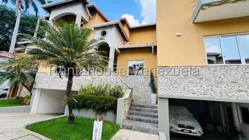 Jip 26-10782. Rentahouse Vende Townhouse De 3 Niveles De Lujo, 3 Hab, 5 Baños,4 P/e. Piscina, Areas Sociales Con Parrillera, Conectada A Pozo Y Planta Electrica 100%. Urb Cantarana. Maracay