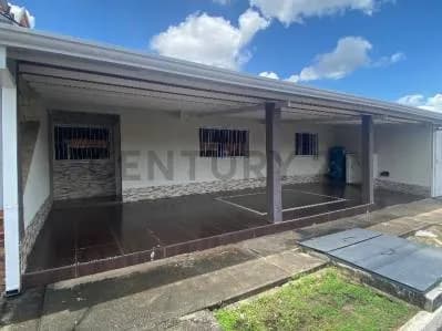En venta casa en conjunto Santa Clara. Alto Barinas sur