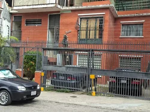 Casa Uso Comercial En Alquiler En Guaicaipuro A Una Cuadra De La Av. Andres Bello