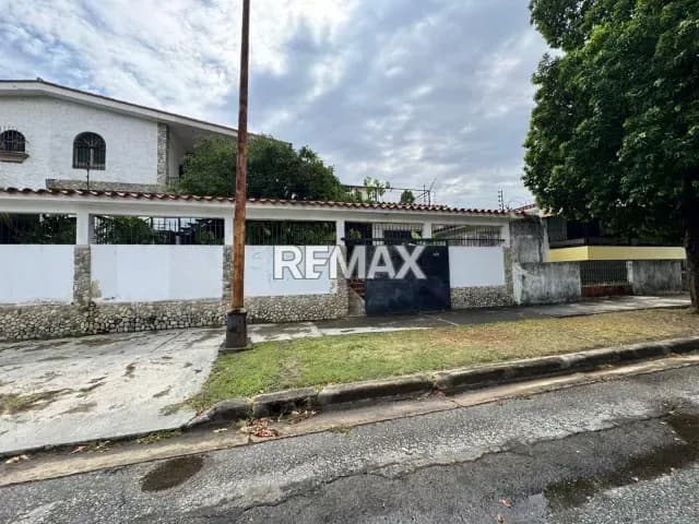 Se Alquila Local Comercial en la urb. Trigal Sur, a pie de calle.
