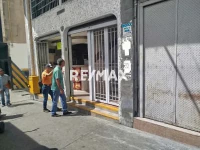 AMPLIO LOCAL EN ALQUILER A PIE DE CALLE EN ALTAGRACIA (PB +MEZZ)